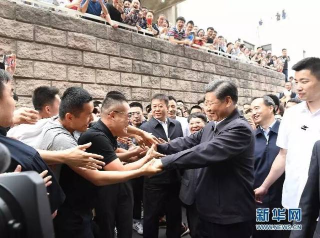 5月3日，习近平来到中国政法大学考察，与师生热情握手 李学仁摄/本刊