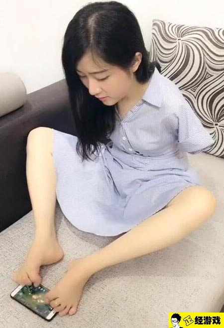 无臂美女用双脚玩王者荣耀 笑容甜美操作流畅!