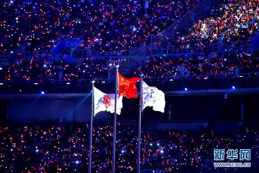 8月27日,第十三届全国运动会开幕式在天津奥林匹克中心体育场举行。这是中华人民共和国运动会会旗(左)与第十三届全国运动会会旗在开幕式上升起。 新华社记者朱峥摄