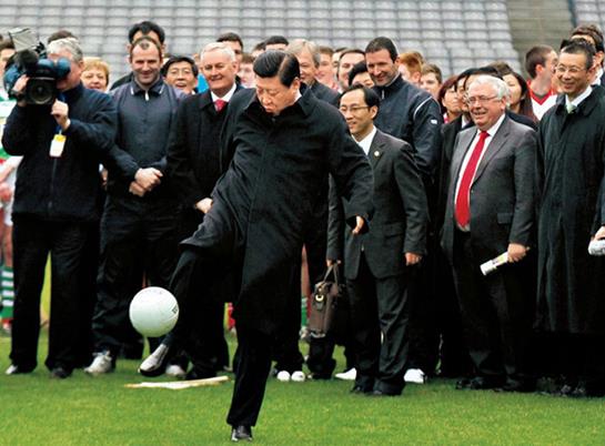 资料图:2012年2月,时任国家副主席的习近平访问爱尔兰参观爱尔兰盖尔式运动协会时应邀开球。图片来源新华社