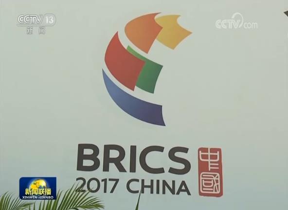 9月3日下午至4日上午,中方将举办迄今规模最大的金砖国家工商论坛。习近平主席将出席工商论坛开幕式并发表主旨演讲。9月4日上午,金砖国家领导人会晤将在厦门国际会议中心开幕。习近平主席将主持召开领导人小范围会议、大范围会议。各国领导人将通过《领导人厦门宣言》。之后,五国领导人将出席金砖国家文化节启动仪式暨文化图片展、同工商理事会对话会以及签字仪式等活动。当晚,习近平主席和夫人彭丽媛将为各国领导人和夫人举行欢迎宴会。中方还为各国领导人和与会代表准备了富有中国特色的文化活动。9月5日上午,习近平主席将主持召开以“深化互利合作,促进共同发展”为主题的新兴市场国家与发展中国家对话会。金砖五国同埃及、几内亚、墨西哥、塔吉克斯坦、泰国领导人共商新兴市场和发展中国家合作大计。对话会后中方将发表一份主席声明。对话会结束后,习近平主席将举行中外记者会。
