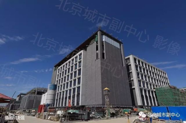 蓝天下，副中心建设者正抓紧施工，确保一期工程各建筑如期竣工交付使用，保障市级机关和部分委办局按预定计划搬迁至副中心，兑现北京市向党中央和全国人民做出的庄严承诺。