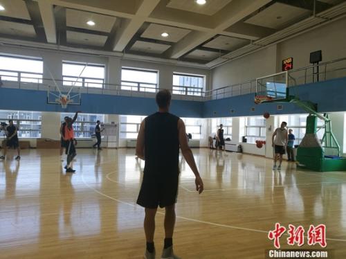 两名外援在训练中