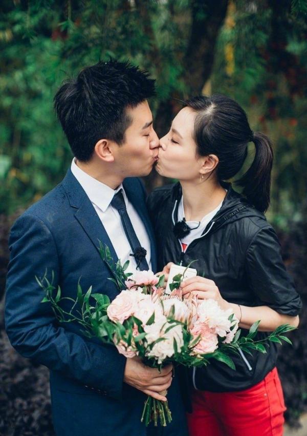 在退役之后,吴敏霞和张效诚有了更多团聚的时间。两人甚至还一起参加了两档综艺节目《极速前进》和《味之谜》。也正是在今年五月的《味之谜》节目录制中,张效诚向吴敏霞求婚成功,5月17日两人正式领证。