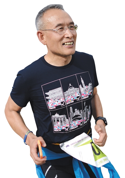 T恤上印着的6大马拉松赛事,田同生每项都至少完成过两次。受访者供图