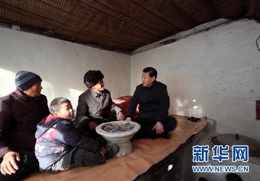 2012年12月29日至30日,习近平在河北省阜平县看望慰问困难群众。这是习近平在龙泉关镇骆驼湾村看望唐荣斌老人一家。(图片来源:新华社)