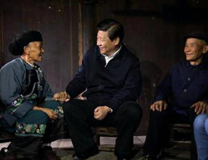 2013年11月,习近平在湖南省湘西土家族苗族自治州花垣县排碧乡十八洞村考察。这是他在苗族村民施齐文家中同一家人促膝交谈。(图片来源:新华社)