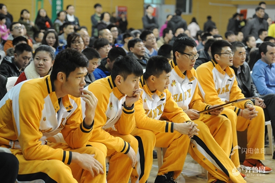 上赛季山西男篮16胜22负的成绩排在联赛第13位,无缘季后赛。而新赛季,拥有詹宁斯和斯科拉两位大牌外援的山西队,被外界视作一支具备黑马潜力的球队。