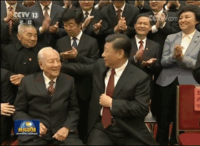 相机快门按下,记录下了这一感人瞬间。