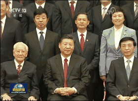 习总书记一再邀请他坐到自己身边,这位广东老人到底是谁?