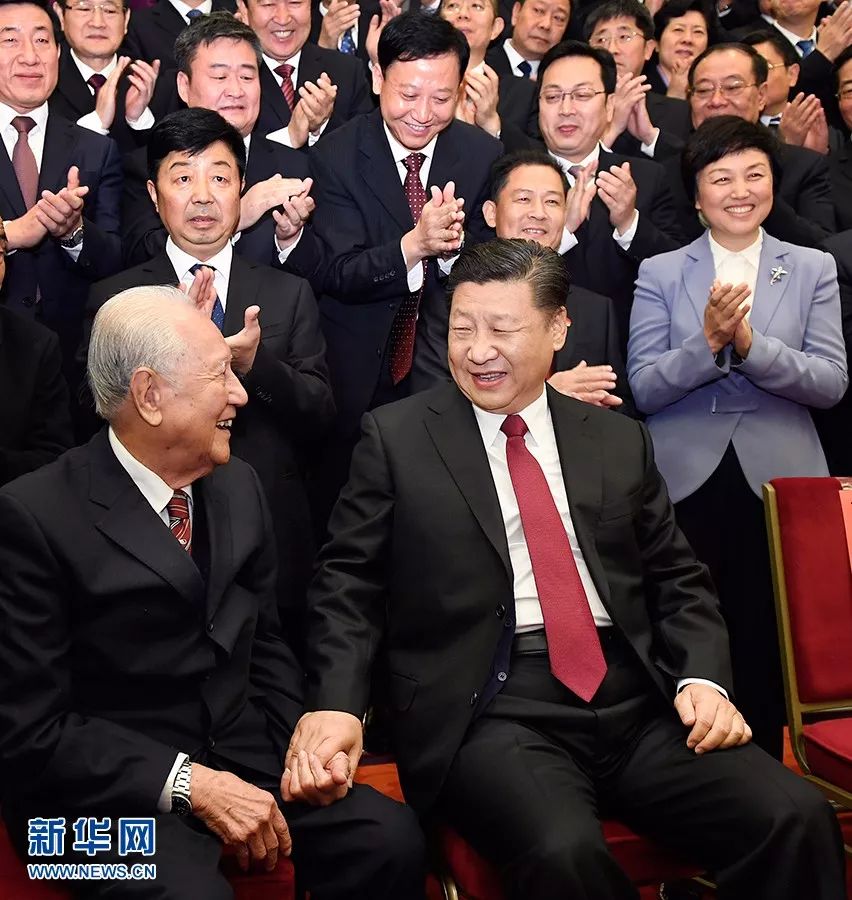 这是习近平邀请黄旭华坐在自己身边合影。新华社记者 李学仁摄