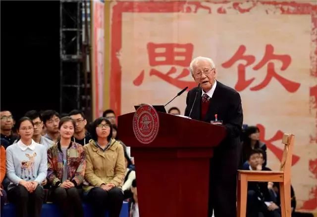 2016年4月8日,黄旭华在上海交大和在校生分享自己理解的“交大精神”。新华社记者 刘颖 摄