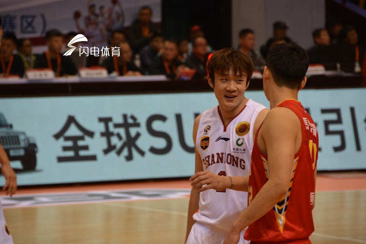 闪电体育11月21日讯(闪电体育 徐凯华 实习记者 岳超)如今CBA联赛进入了间歇期,山东高速男篮之前一个阶段成绩不俗,与辽宁等强队并列位居积分榜榜首位置,而根据这一阶段的数据统计来看,除了丁彦雨航、劳森和莫泰的“三外援组合”表现出色,还有两名内线球员表现同样可圈可点,可以说在内线和篮板球上提供了稳定的火力支持。