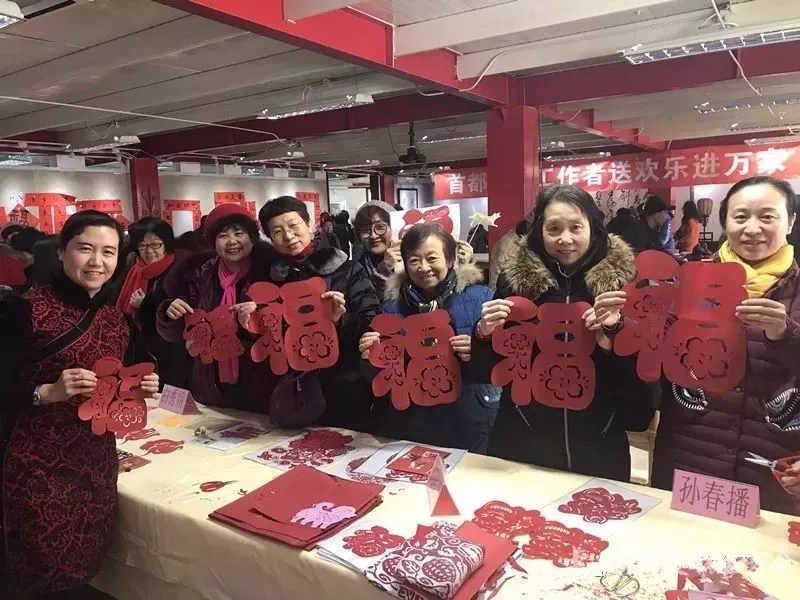 收到刘晓迪老师剪制的“福”字,社区居民个个喜笑颜开