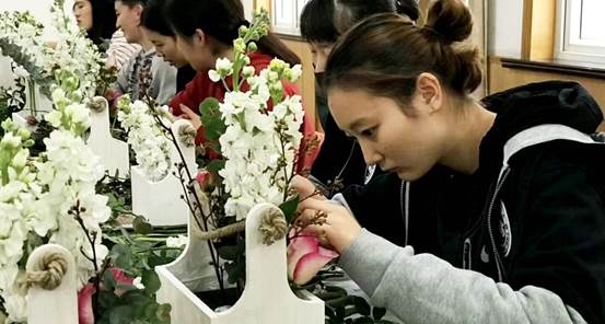 上海女篮青年队众将体验花艺 场外生活添情趣