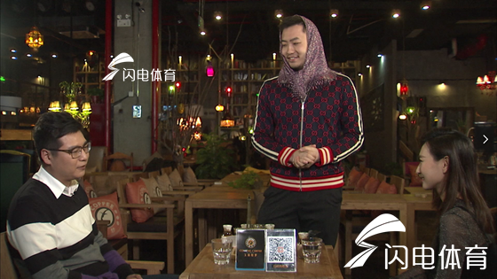 闪电体育1月22日讯(闪电体育 于渤)1月22日晚19时20分,睢冉特别节目最后一期,“青岛大姨”扮相演出情景喜剧;面对网络恶毒评论,睢冉苦笑,“已经习惯了”;关于退役之后有何打算,睢冉深情表白家人。