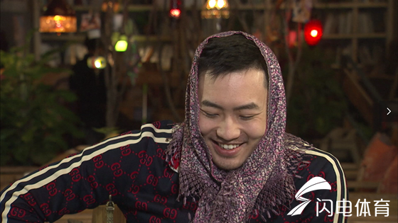 节目现场,睢冉再次扮上自己经典的“青岛大姨”形象,扮演服务生的角色与主持人一同表演情景喜剧,睢冉妙语连珠,频曝金句,最后居然成功“翻身”。