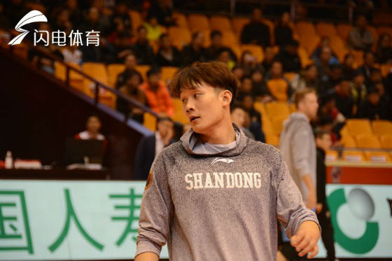 如今迎战品胜,四川队的徐煜峰、杨越和陈晓东也算回家了。徐煜峰目前是租借在四川效力,后卫杨越也曾在山东男篮一线队效力,之后转会四川,陈晓东更是当年的山东队内线的希望之星,受伤之后,一度淡出职业赛场,如今他早已在四川找到第二春。