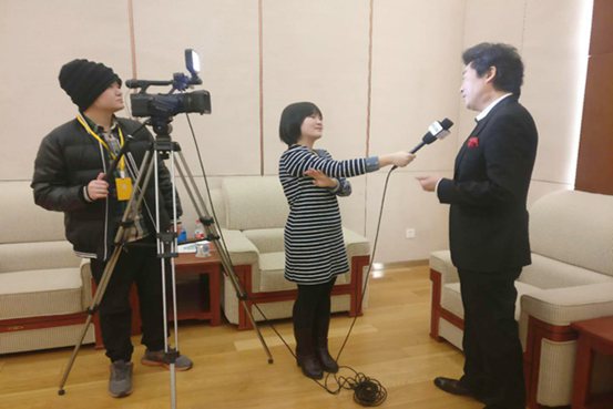 央视采访小提琴家吕思清,为艺术节致词
