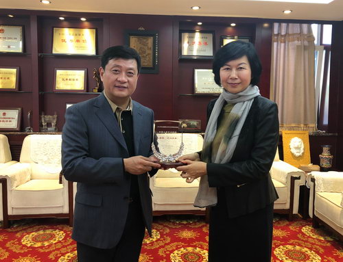 文化部艺术司副司长周丽宁（右）为中国儿艺颁发展演奖牌