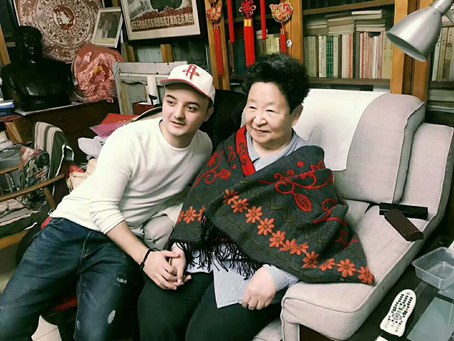 毛主席的女儿李讷握着阿尔法的手说:传播正能量,为国争光