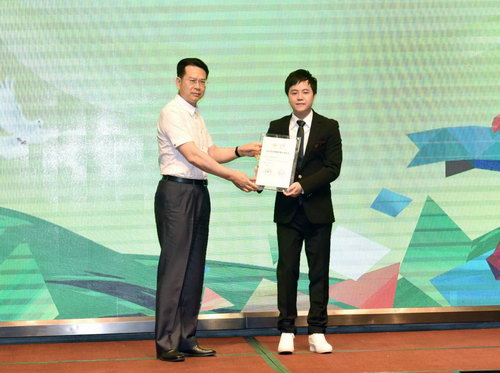 肇庆市三亚网娱乐 据搜狐娱乐消息主席、党组书记孙德为郑源颁发省运会志愿者形象大使证书