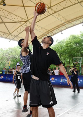 张兆旭卢伟现身篮球嘉年华 上阵大战学生球员