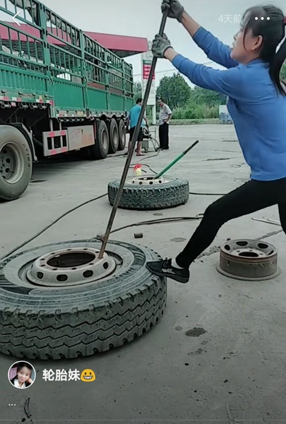 快手轮胎妹获人民日报点赞:清瘦的她竟然直播