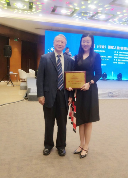 龙艺佳总裁与马文普部长合影