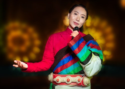 藏族女中音歌手泽仁哈姆首发歌曲《腾飞吧草原