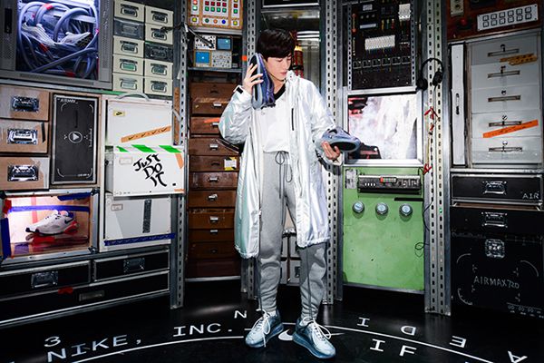 白敬亭参观Nike Air档案区,展示Air Max 720