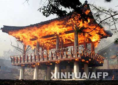 韩国千年古寺庙大火波及民居(组图)