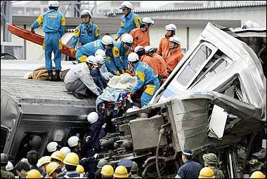 图文:日本火车出轨事故