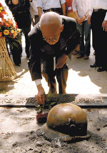 前天,本多立太郎跪在北京卢沟桥,忏悔谢罪(来