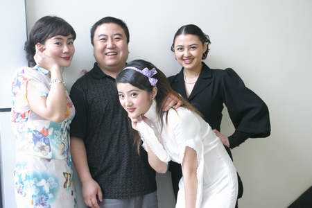 图：《海上姊妹花》演员―三个女孩和杨松