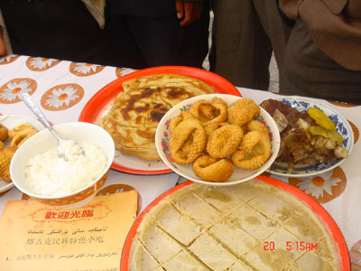 維吾爾族群眾烤制的各種饢餅,最大的特點是香脆可口,久存不壞,即使是