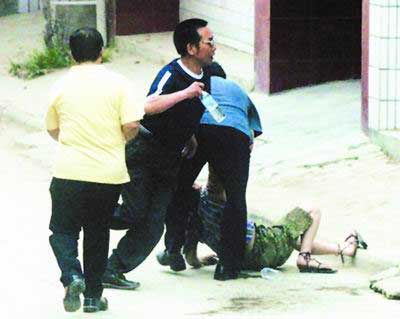 西安男子持刀劫持女青年 袭警时被警方击毙(图)