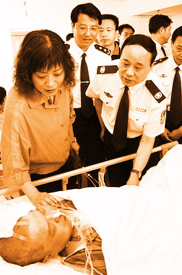武汉晚报 图为湖北省委常委,政法委书记,公安厅厅长郑少三来到医院