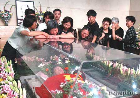 广州举行特型演员古月遗体告别仪式组图