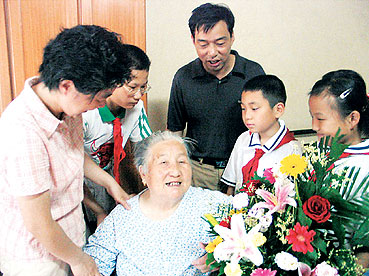 小学学慰问南京大屠杀幸存者马锦兰老人图