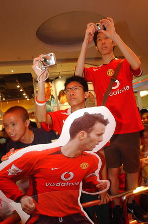 图文前曼联球星坎通纳访港热情的曼联球迷