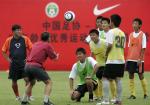图文：曼联教练指导中国小球员 指导训练