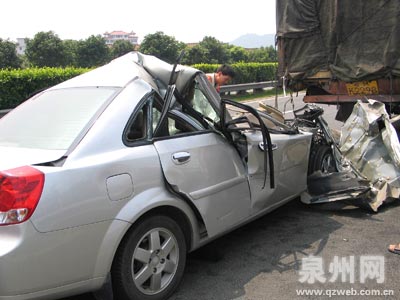 高速路发生特大交通事故3人死亡(组图)