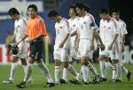 图文：中国男足2-2日本 中国男足队员赛后离场