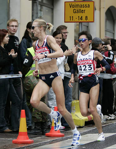 图文：女子马拉松拉德克里夫夺冠 超越对手