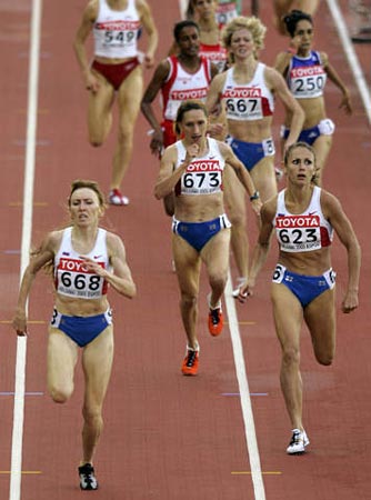 图文：女子1500米俄罗斯封后 前三名展示金牌