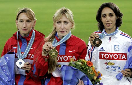 图文：女子1500米俄罗斯封后 前三名展示奖牌