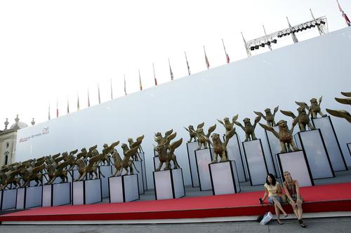 第62届威尼斯电影节即将开幕 “金狮”雕像屹立街头