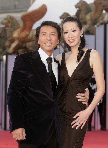 威尼斯红地毯：中国男星甄子丹和女星亲密亮相
