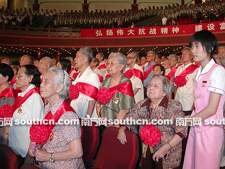 广东为抗战老战士老同志颁抗战胜利周年纪念章(组图)